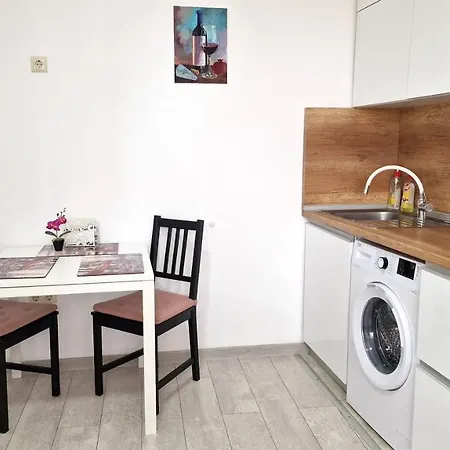 Lola Seaview Guest House. уютный домик в варне